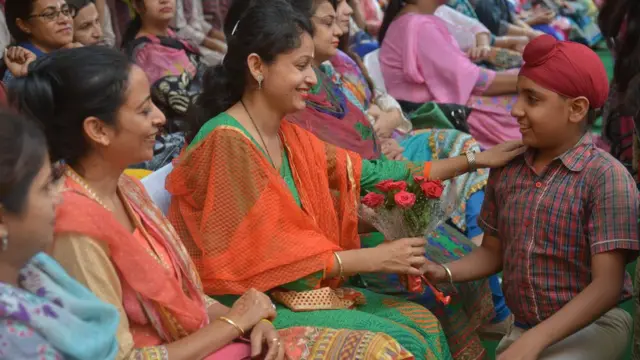 टीचर्स डे पर फूल देता बच्चा