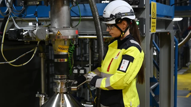 Una mujer operaria en una planta de Stora Enso