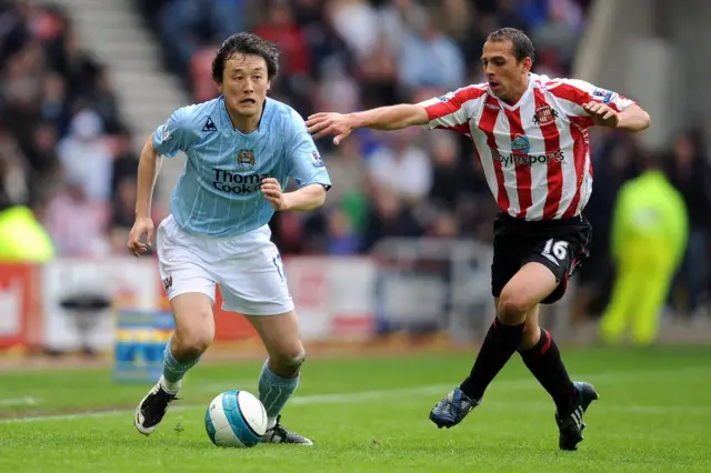 孙继海(左)代表曼城出场(2008年)