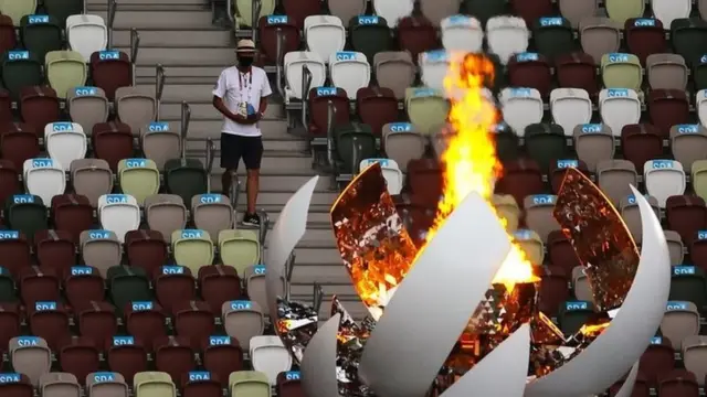 ਸਮਾਪਨ ਸਮਾਰੋਹ ਸ਼ੁਰੂ ਹੋਣ ਤੋਂ ਪਹਿਲਾਂ ਓਲੰਪਿਕ ਮਸ਼ਾਲ ਦਾ ਦਿਲਕਸ਼ ਨਜ਼ਾਰਾ