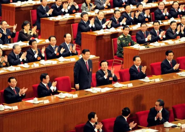 นายสีจิ้นผิงลุกขึ้นโค้งแสดงความขอบคุณเมื่อเขาได้รับเลือกให้เป็นประธานาธิบดีจีนในปี 2008