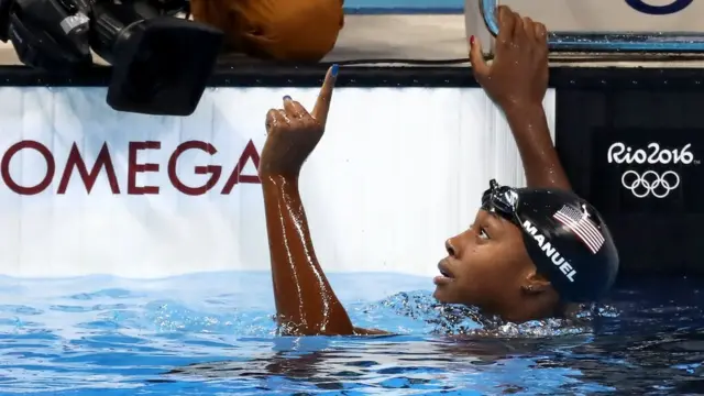 Simone Manuel celebraesportes da sorte resultadosmedalhaesportes da sorte resultadosouro