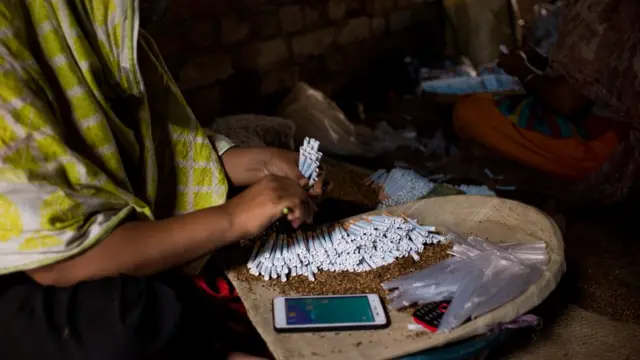 অপ্রাতিষ্ঠানিক খাতে প্রচুর শ্রমিক ছাঁটাই করা হয়েছে বলে অভিযোগ করা হয়।