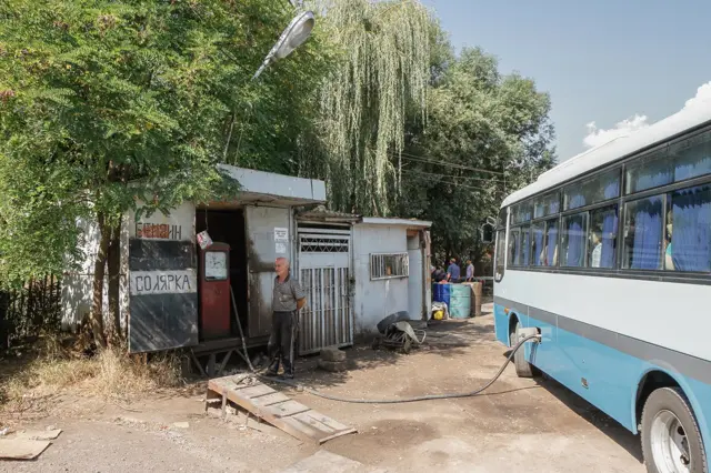 Tankovanje autobusa na improvizovanoj benzinskoj pumpi u Lačinskom koridoru