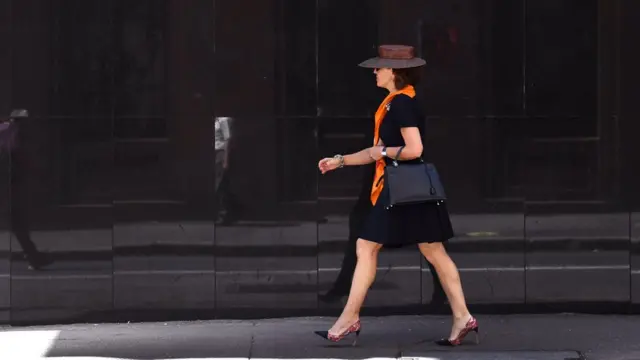 жінка біля банку