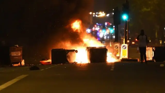 لجأ بعض المحتجين إلى إضرام النيران في سلات المهملات