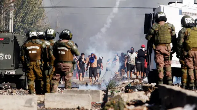 Enfrentamiento entre carabineros y manifestantes.