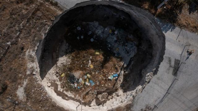 حفرة كبيرة تقطع طريقا في قرية إكميكجي التركية، في 3 يونيو/حزيران 2021
