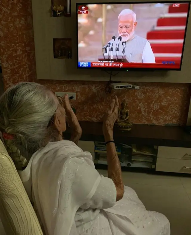 હીરાબાએ તેમના નિવાસસ્થાનેથી શપથવિધિ નિહાળી હતી