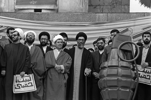 بسیاری از چهره‌های شاخص جناح چپ پس از آغاز رهبری آیت‌الله خامنه‌ای به حاشیه رانده شدند