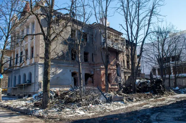 খারকিভ শহরে গোলাবর্ষণে ক্ষতিগ্রস্থ একটি বাড়ি।