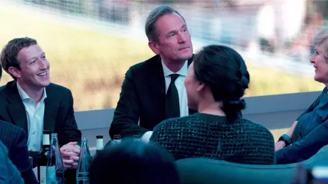 Mark Zuckerberg y empleados