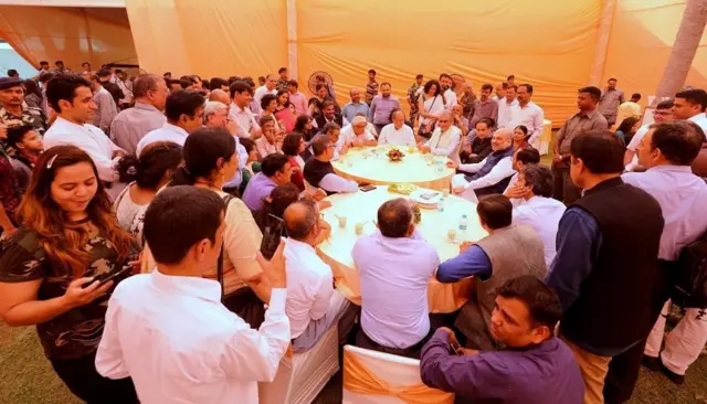 નેતાઓની આસપાસ જોવા મળતા પત્રકાર