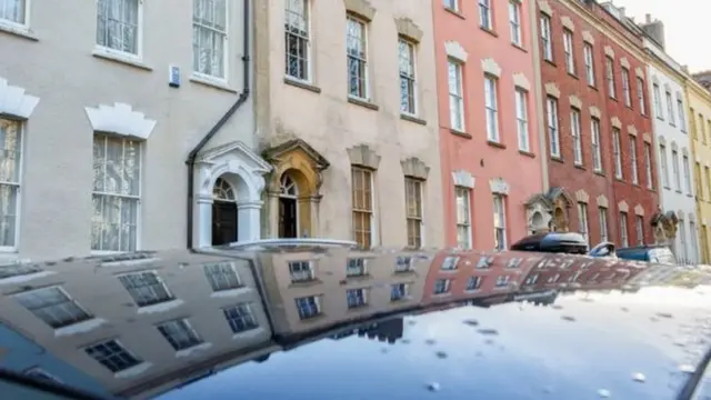 سيارات تنتظر في أحد الشوارع