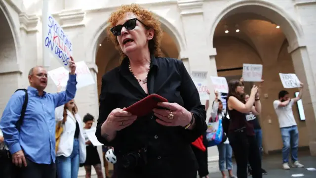 Protesta contra los Sackler en Harvard en agosto de 2018