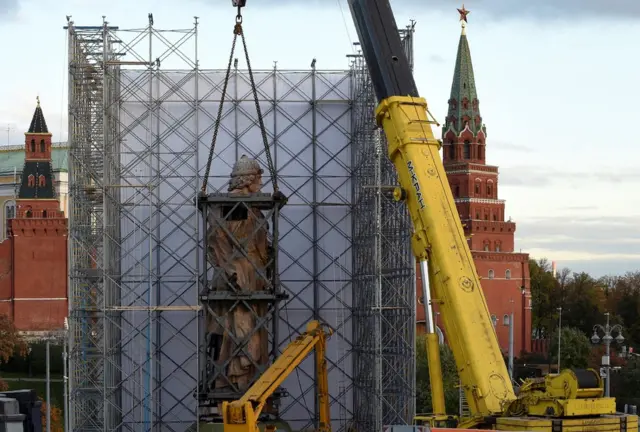 Colocando la estatua de San Vladimir en Moscú, Rusia.
