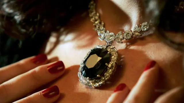 Una mujer luciendo el diamante negro.