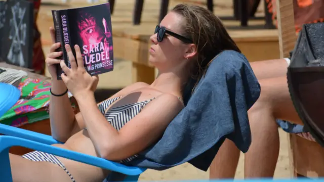 இலங்கையின் அறுகம்பேயில் சுற்றுலா பயணிகள்