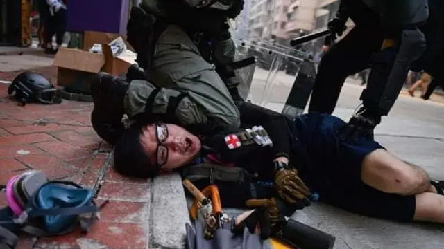 デモ隊と機動隊の衝突が続く香港