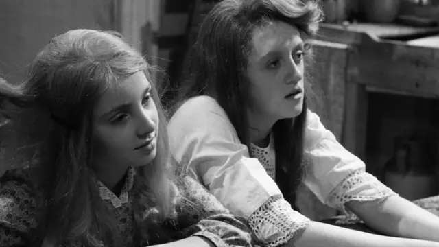 Sarah Wright interpreta a Frances Griffiths y Linda Searle a Elsie Wright, en un programa de la BBC llamado "Hadas".