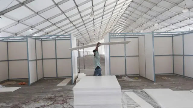 Hôpitaux de campagne en construction pendant la pandémie de coronavirus