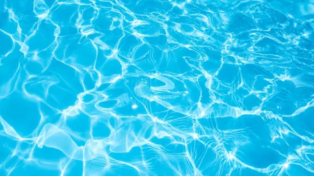 Agua de piscina agitada