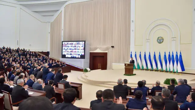 Президент Мирзиёев ва амалдорлар даромади сирлигича қолмоқда