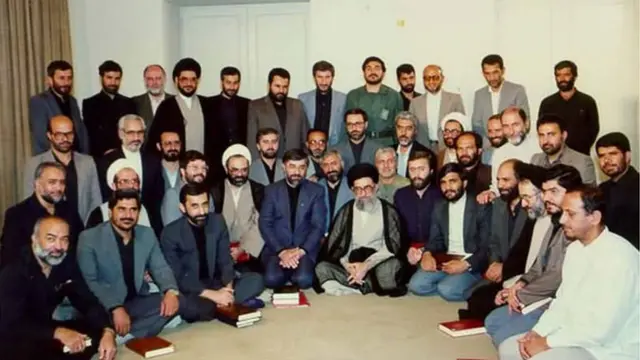 میرحسین موسوی، نخست‌وزیر علی خامنه‌ای، در دوره دوم ریاست جمهوری او از مجموع ۲۳ وزیر ۷ وزیر را در کابینه دوم حفظ کرد