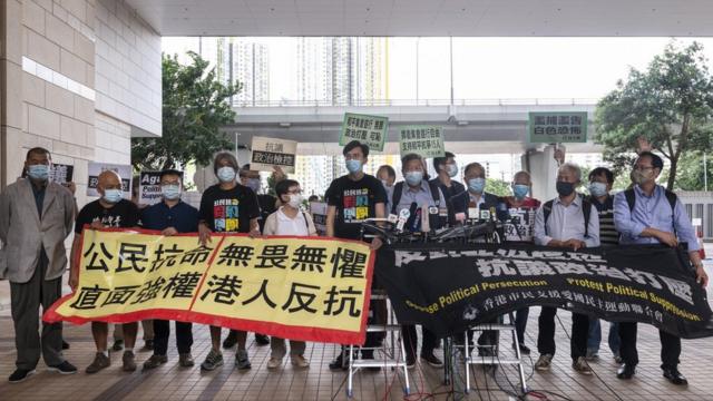 黎智英（左一）与六四案各被告在香港西九龙裁判法院外示威（18/9/2020）