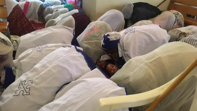 Ndugu, jamaa na marafiki wa wahanga wa ajali ya ndege ya Ethiopian Airlines wakiwa katika ibada ya wafu katika kanisa la Orthodox mjini Nairobi