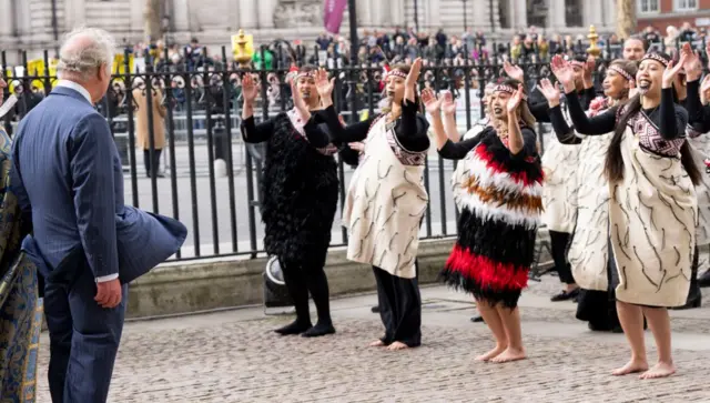 Карл III смотрит приветственный танец маори