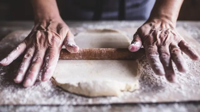 Manos amasando