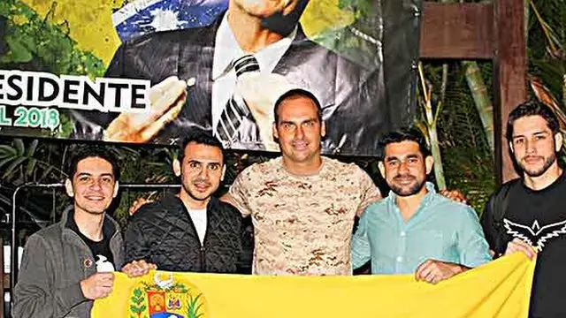 Eduardo Bolsonaro com membros do Rumbo Libertad