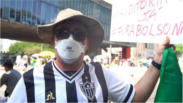 Empresário Ricardo Brandão durante protesto contra Bolsonaro na avenida Paulista, em SP
