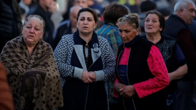 Yakınları enkaz altında kalanların endişeli bekleyişi sabah saatlerinde de devam ediyordu