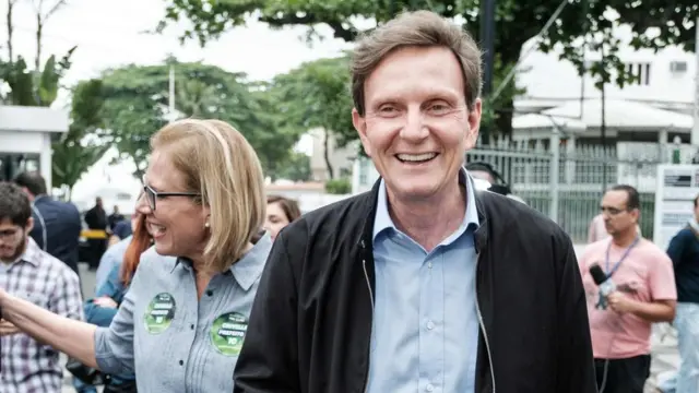 Marcelo Crivella com a mulher, Sylvia Jane, ao ir votar