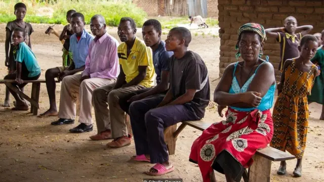 Ili kudumisha uwepo wa phosphorus, lazima mtu azingatie mfumo mzima, wakiwemo wakulima wa nchi kama hawa katika kijiji cha Ndindi