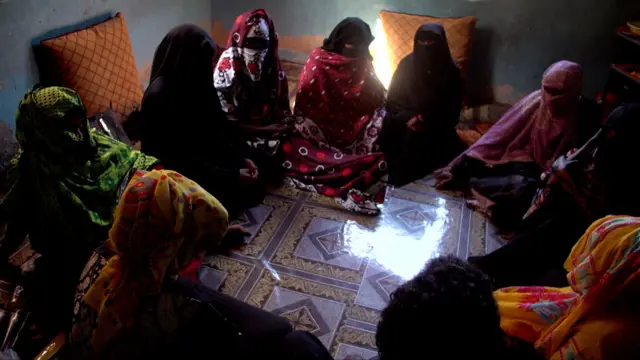 Mujeres reunidas como parte del grupo de apoyo de víctimas.