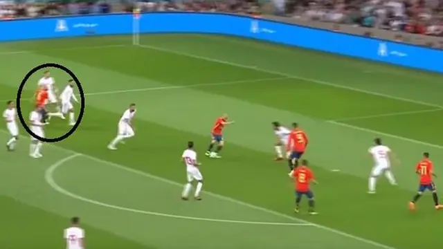 اینیستا پا به توپ به سمت دروازه تونس حرکت کرده و توپ را به داوید سیلوا در خط چهار نفره‌ای که داخل دفاع حریف قرار گرفته می‌رساند و سپس خودش هم به سمت داخل محوطه جریمه می‌دود و دو بازیکن مدافع را همراه خود می‌کشاند.