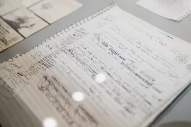 Рукопись Курта Кобейна с текстом песни Smells Like Teen Spirit - экспонат выставки на ярмарке искусств в Сиэтле, 3 августа 2017 г.