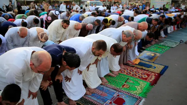 Waa muslimiin isu soo uruuray masaajidka Imaam Cazam ee ku yaalla maagalada Baqdaad ee dalka Ciraaq si u tukadaan salaadda ciidda