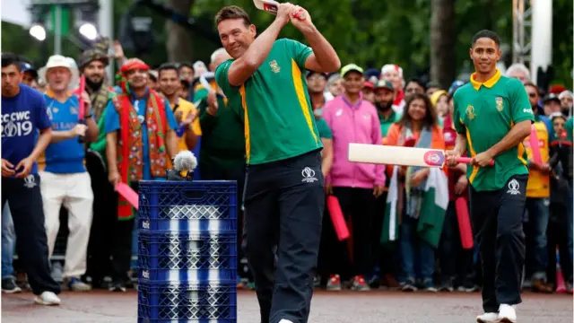 উদ্বোধনী অনুষ্ঠানের এক পর্বে জ্যাক ক্যালিস