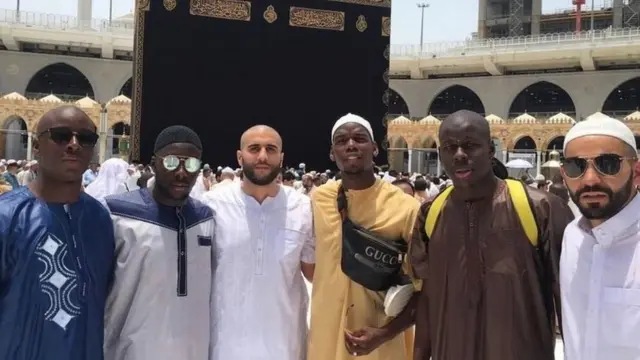 Pichani Pogba watatu kutoka (kulia) na mahujaji wengine wakiwa Mecca