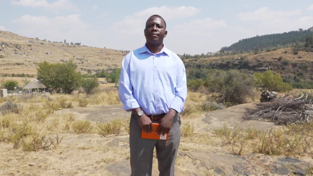 Tlali Matela, wo mw'ishirahamwe Lesotho Planned Parenthood Association, afasha abanyagihugu mu mugambi wo kurondoka ku rugero muri Lesotho