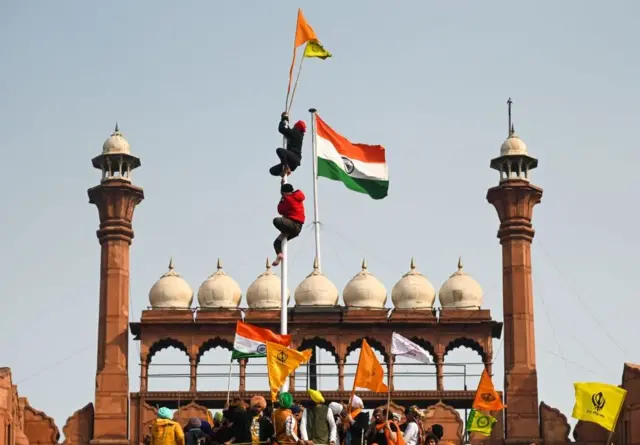 દિલ્હીમાં લાલ કિલ્લા પર તિરંગાના સ્થાને શીખોનો ધાર્મિક નિશાન જ્યારે ફરકાવવામાં આવ્યો