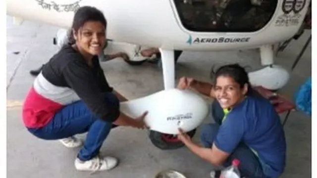 பெண்களின் உரிமைக்காக உலகம் முழுவதும் பறக்கும் இந்தியப் இரண்டு இளம் பெண்கள்