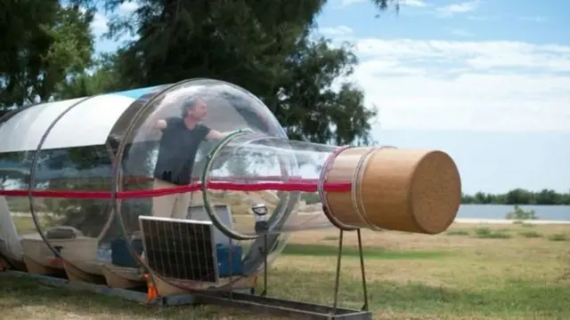 प्लास्टिक से बनी एक विशाल बोतल में बंद अबराम प्वांगशेवेल