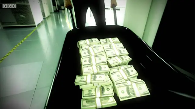 Carreta con dólares