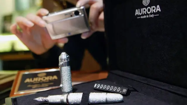 镶嵌钻石的白金钢笔