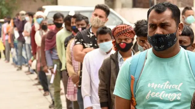 জম্মু-কাশ্মীরে কোভিড পরীক্ষার জন্য লম্বা লাইন